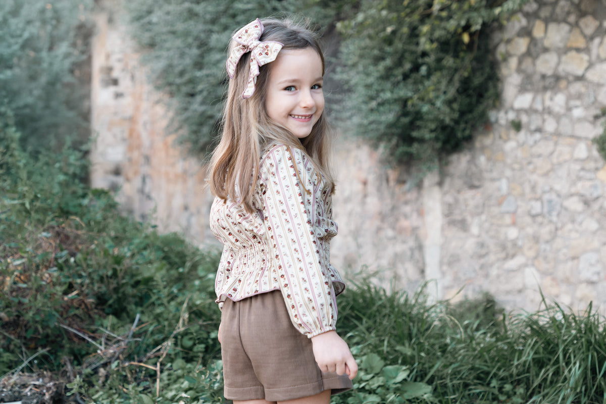 Set premium 4 piese pentru fetițe – Bluză, pantalonași, vestă reversibilă și fundă