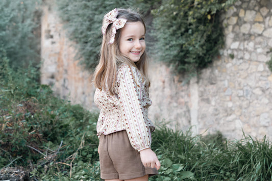 Set premium 4 piese pentru fetițe – Bluză, pantalonași, vestă reversibilă și fundă