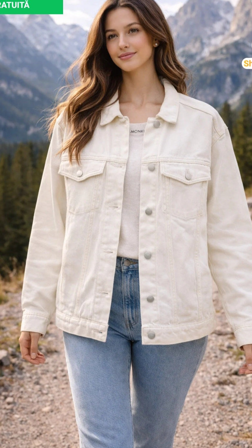 Jachetă din denim alb oversize– un must-have în orice garderobă